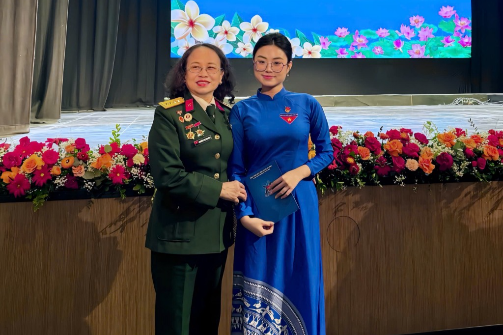 Gia Linh vinh dự được đại diện cho thế hệ trẻ Việt Nam phát biểu tại lễ kỷ niệm 50 năm Quốc khánh Cộng hòa Dân chủ Nhân dân Lào và 105 năm Ngày sinh Chủ tịch Kaysone Phomvihane. Gia Linh vinh dự được đại diện cho thế hệ trẻ Việt Nam phát biểu tại lễ kỷ niệm 50 năm Quốc khánh Cộng hòa Dân chủ Nhân dân Lào và 105 năm Ngày sinh Chủ tịch Kaysone Phomvihane.