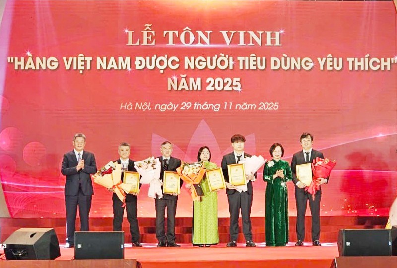 Đồng chí Bùi Huyền Mai, Uỷ viên Ban Thường vụ Thành uỷ, Chủ tịch Ủy ban MTTQ Việt Nam thành phố Hà Nội và đồng chí Nguyễn Mạnh Quyền, Uỷ viên Ban Thường vụ Thành uỷ, Phó Chủ tịch UBND thành phố Hà Nội tặng hoa ban giám khảo cuộc bình chọn.