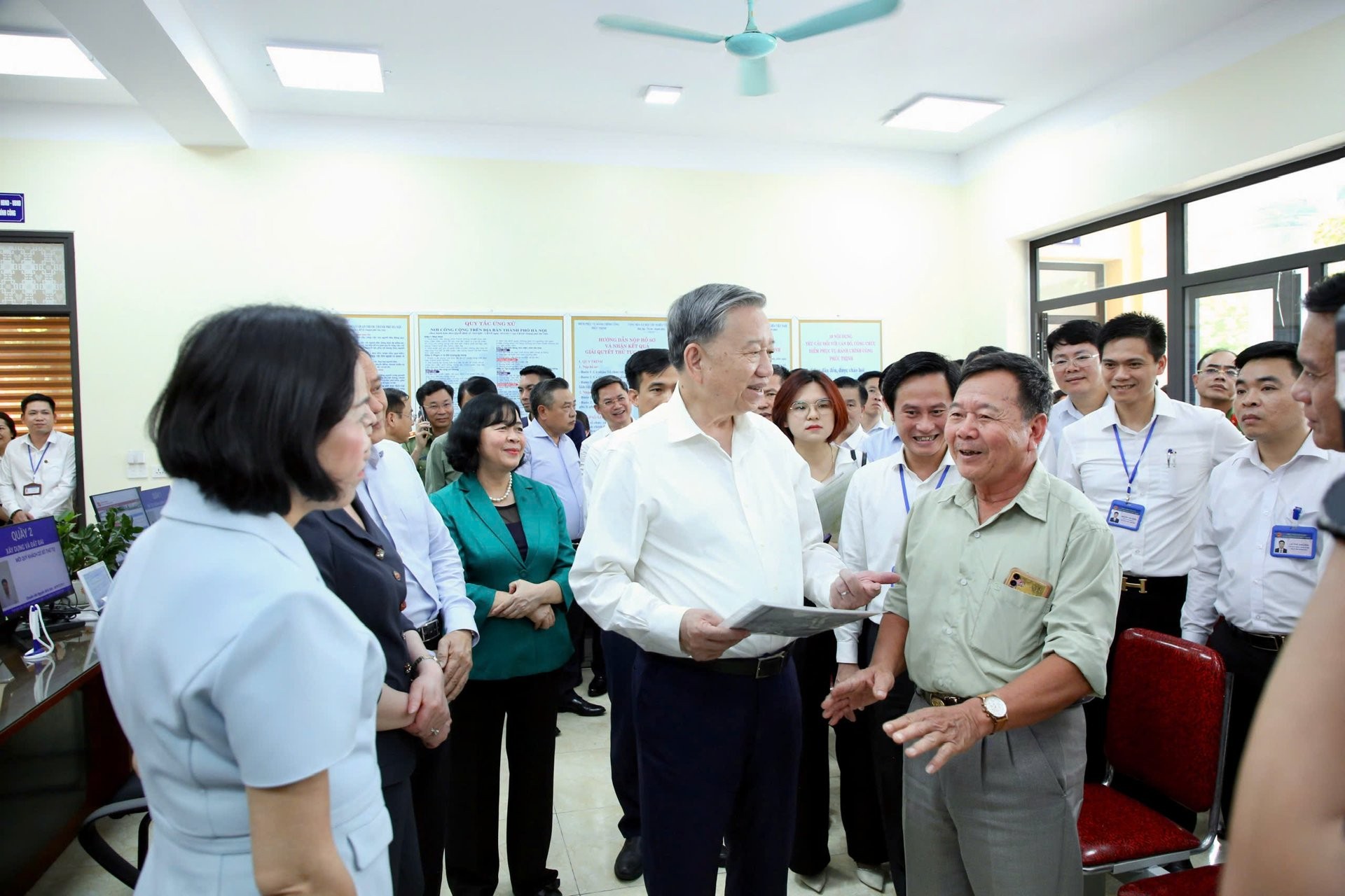 Tổng Bí thư Tô Lâm thăm hỏi nhân dân đến làm thủ tục hành chính tại Trung tâm hành chính công xã Phúc Thịnh