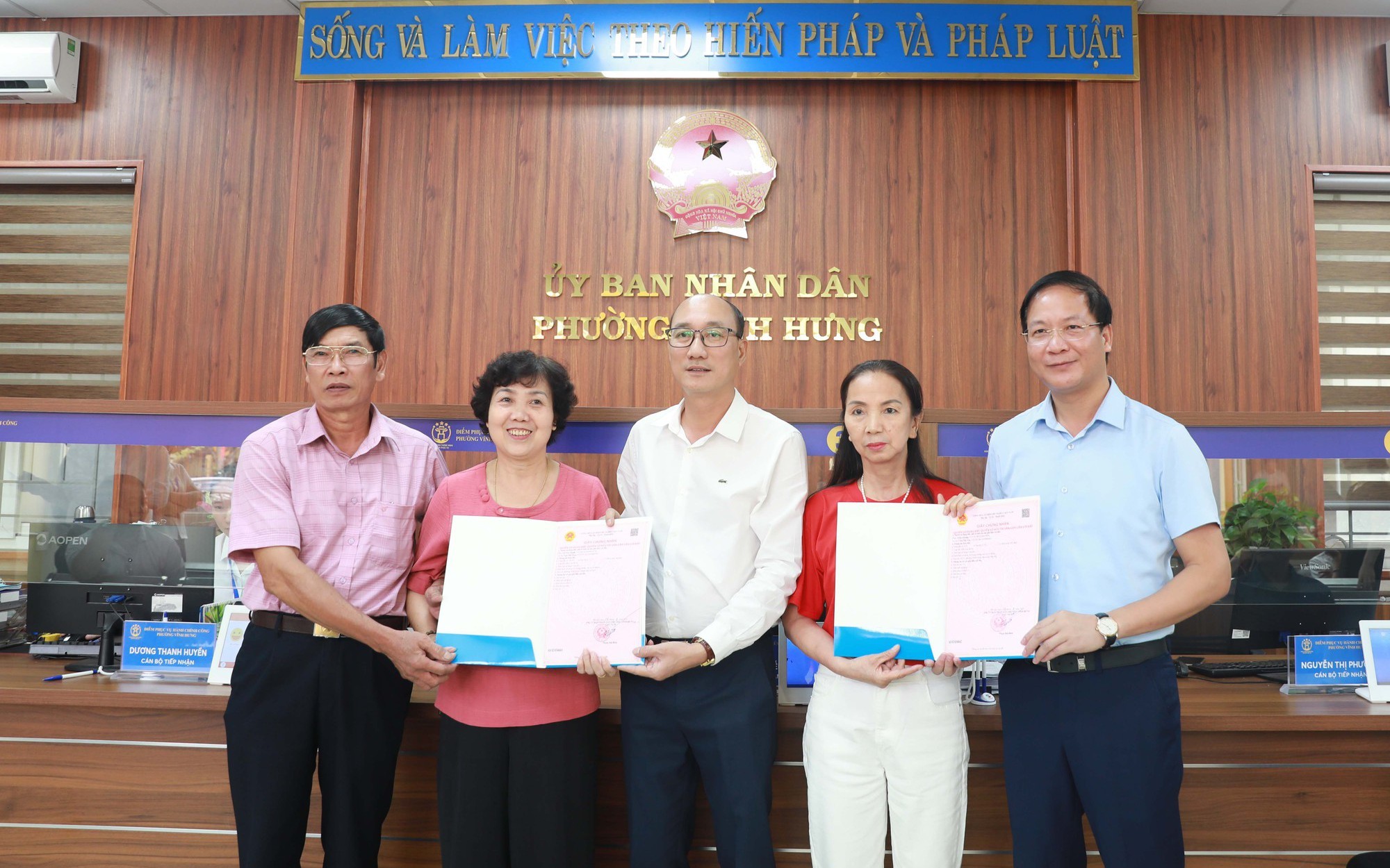 Lãnh đạo phường Vĩnh Hưng trao Giấy chứng nhận quyền sử dụng đất cho 2 gia đình ông Trần Quảng - bà Chử Thị Tân, ông Lê Văn Mạnh - bà Ngô Thị Thoa