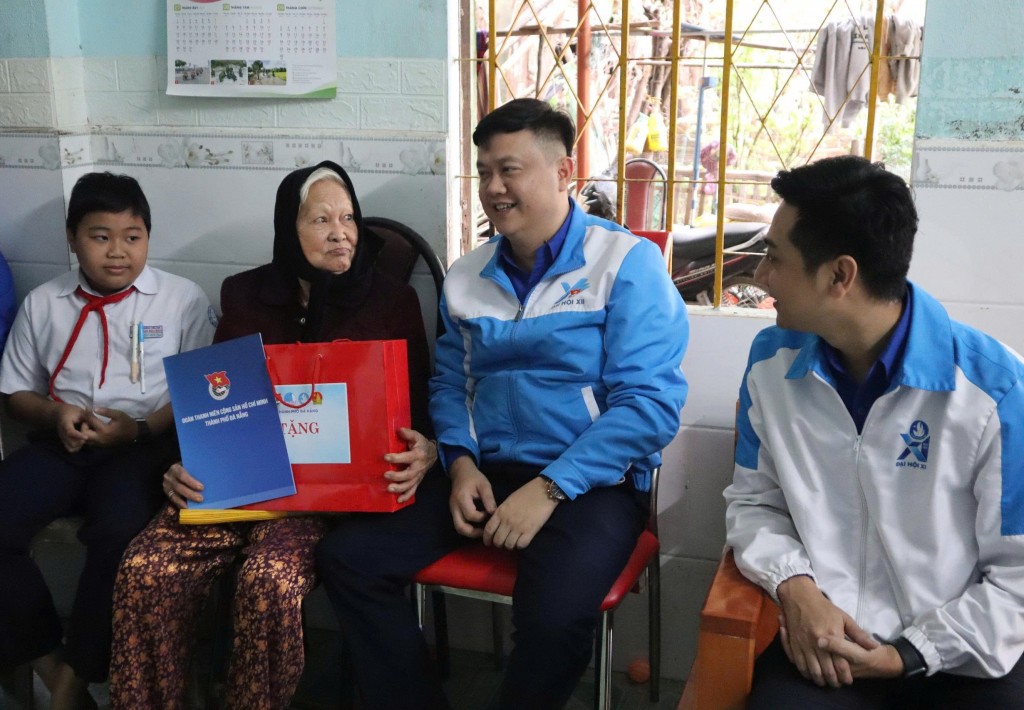 Lãnh đạo Thành đoàn Đà Nẵng thăm hỏi, tặng quà Mẹ Việt Nam anh hùng Lê Thị Siêm Lãnh đạo Thành đoàn Đà Nẵng thăm hỏi, tặng quà Mẹ Việt Nam anh hùng Lê Thị Siêm