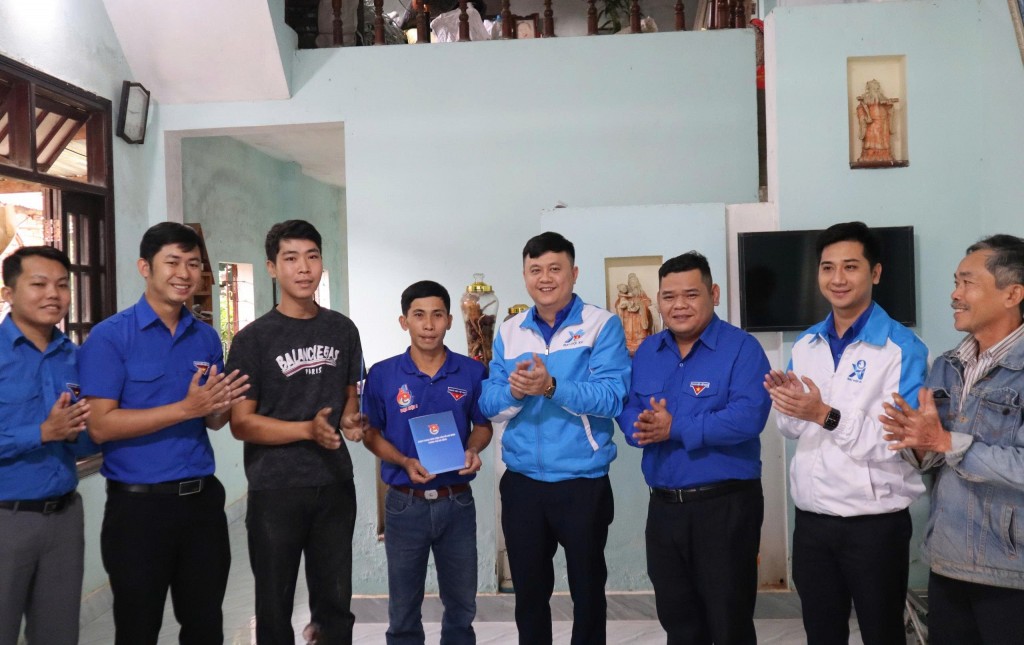 Trao quà cho 2 hộ thanh niên có hoàn cảnh khó khăn, do ảnh hưởng của bão, lũ trên địa bàn TP Đà Nẵng Trao quà cho 2 hộ thanh niên có hoàn cảnh khó khăn, do ảnh hưởng của bão, lũ trên địa bàn TP Đà Nẵng