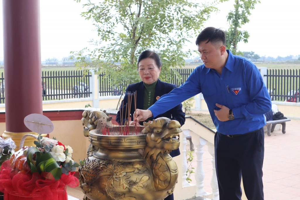 Phó Chủ tịch Ủy ban MTTQ, Bí thư Thành đoàn Đà Nẵng dâng hương tại Nhà tưởng niệm các Anh hùng liệt sĩ Phó Chủ tịch Ủy ban MTTQ, Bí thư Thành đoàn Đà Nẵng dâng hương tại Nhà tưởng niệm các Anh hùng liệt sĩ