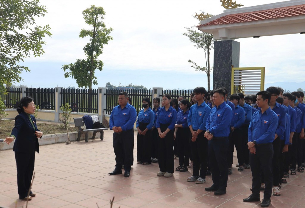 Thành đoàn Đà Nẵng dâng hương và trồng cây xanh khuôn viên Nhà tưởng niệm các Anh hùng liệt sĩ Tiểu đoàn 3, Mặt trận 44 Quảng Đà, xã Điện Bàn Tây Thành đoàn Đà Nẵng dâng hương và trồng cây xanh khuôn viên Nhà tưởng niệm các Anh hùng liệt sĩ Tiểu đoàn 3, Mặt trận 44 Quảng Đà, xã Điện Bàn Tây