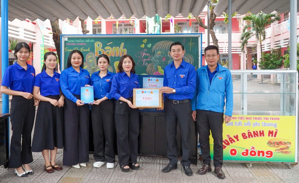 Anh Nguyễn Bá Duân, Phó Bí thư Thành đoàn Đà Nẵng tổ chức thăm mô hình “Bánh mỳ 0 đồng” tại trường Tiểu học Triệu Thị Trinh Anh Nguyễn Bá Duân, Phó Bí thư Thành đoàn Đà Nẵng tổ chức thăm mô hình “Bánh mỳ 0 đồng” tại trường Tiểu học Triệu Thị Trinh