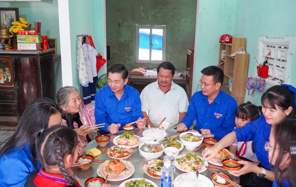 Mô hình “Chúng con luôn bên Mẹ” có những hoạt động thiết thực như khám sức khỏe cho mẹ Việt Nam Anh hùng, dọn dẹp nhà cửa, trang trí lại bàn thờ, thăm hỏi trò chuyện, nấu cơm cùng với Mẹ Mô hình “Chúng con luôn bên Mẹ” có những hoạt động thiết thực như khám sức khỏe cho mẹ Việt Nam Anh hùng, dọn dẹp nhà cửa, trang trí lại bàn thờ, thăm hỏi trò chuyện, nấu cơm cùng với Mẹ