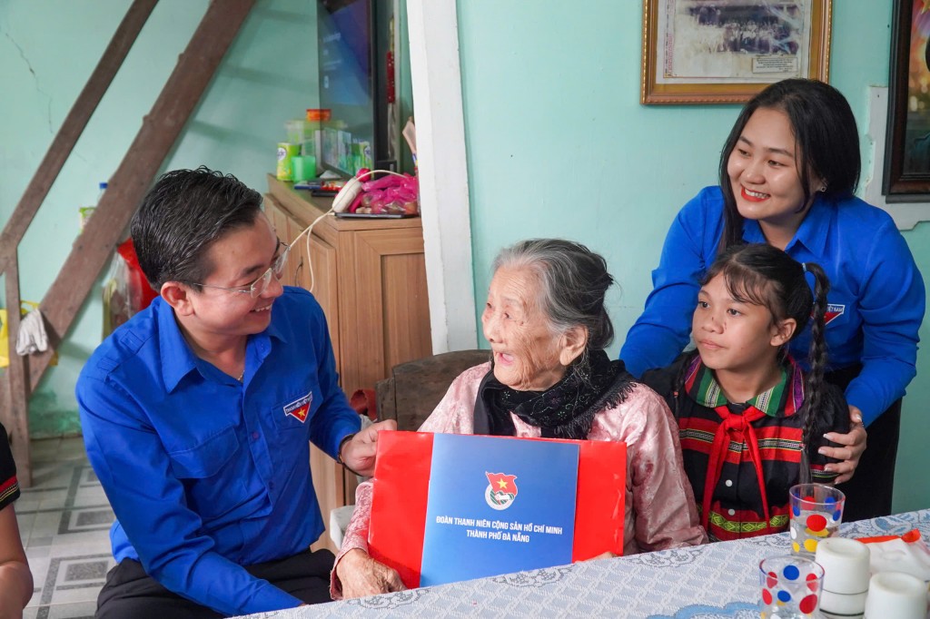 Anh Nguyễn Bá Duân, Phó Bí thư Thành đoàn Đà Nẵng thăm hỏi, tặng quà mẹ Việt Nam anh hùng Ngô Thị Bé Anh Nguyễn Bá Duân, Phó Bí thư Thành đoàn Đà Nẵng thăm hỏi, tặng quà mẹ Việt Nam anh hùng Ngô Thị Bé