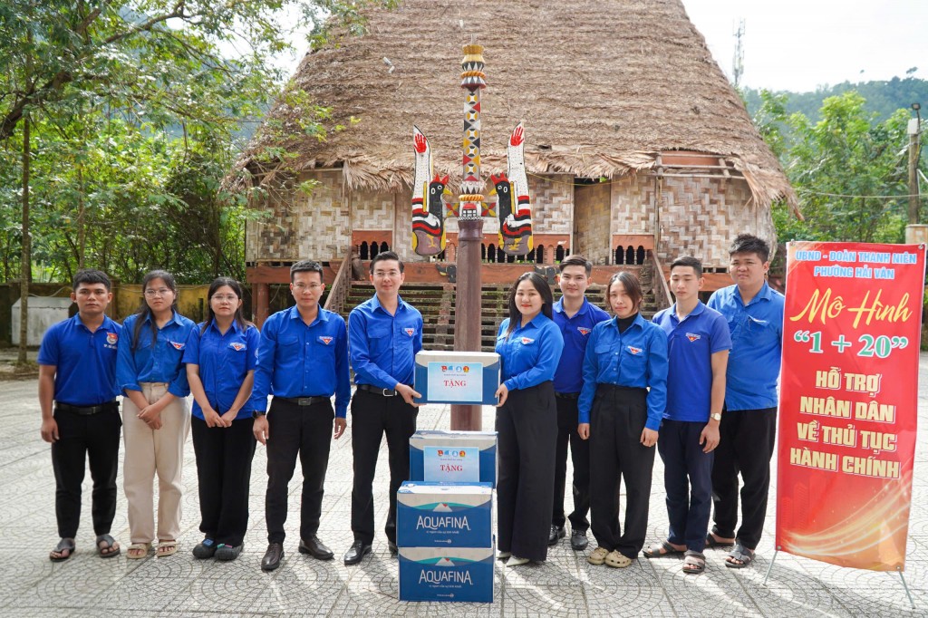 Thăm hỏi và tặng quà mô hình “1+20 tại nhà Gươl thôn Tà Lang Thăm hỏi và tặng quà mô hình “1+20 tại nhà Gươl thôn Tà Lang