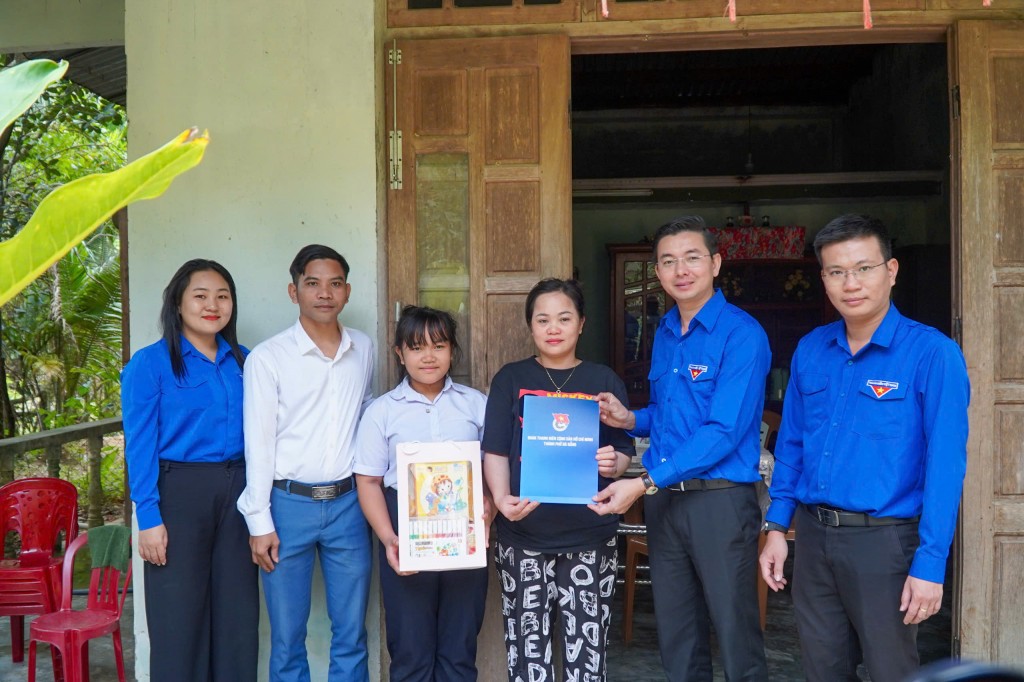 Trao quà cho 2 hộ thanh niên có hoàn cảnh khó khăn, do ảnh hưởng của bão lũ tại phường Hải Vân Trao quà cho 2 hộ thanh niên có hoàn cảnh khó khăn, do ảnh hưởng của bão lũ tại phường Hải Vân