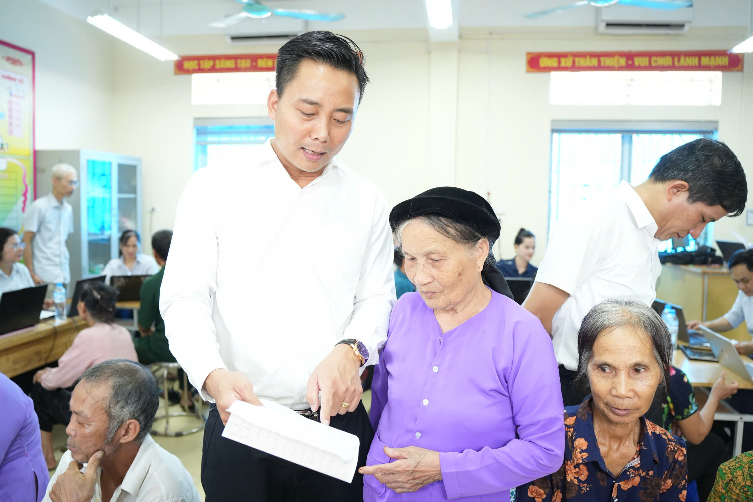 Cán bộ Tổ chuyển đổi số cộng đồng xã Gia Lâm hướng dẫn người dân thực hành nộp hồ sơ trực tuyến và sử dụng Cổng dịch vụ công