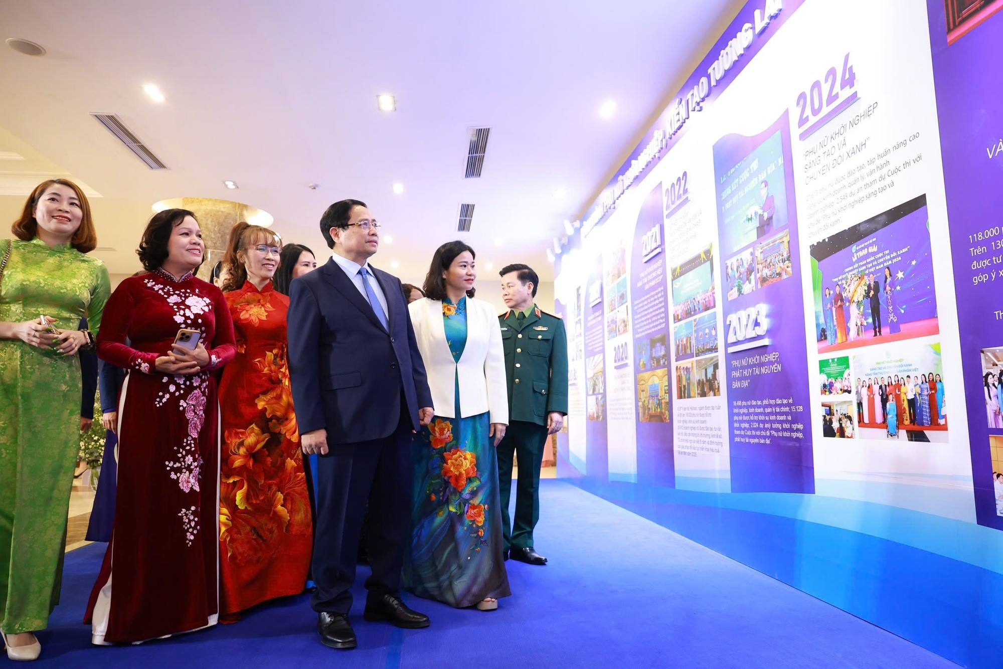 Thủ tướng Phạm Minh Chính tham quan trưng bày về quá trình phát triển Đề án “Hỗ trợ phụ nữ khởi nghiệp giai đoạn 2017-2025” - Ảnh: VGP/Nhật Bắc