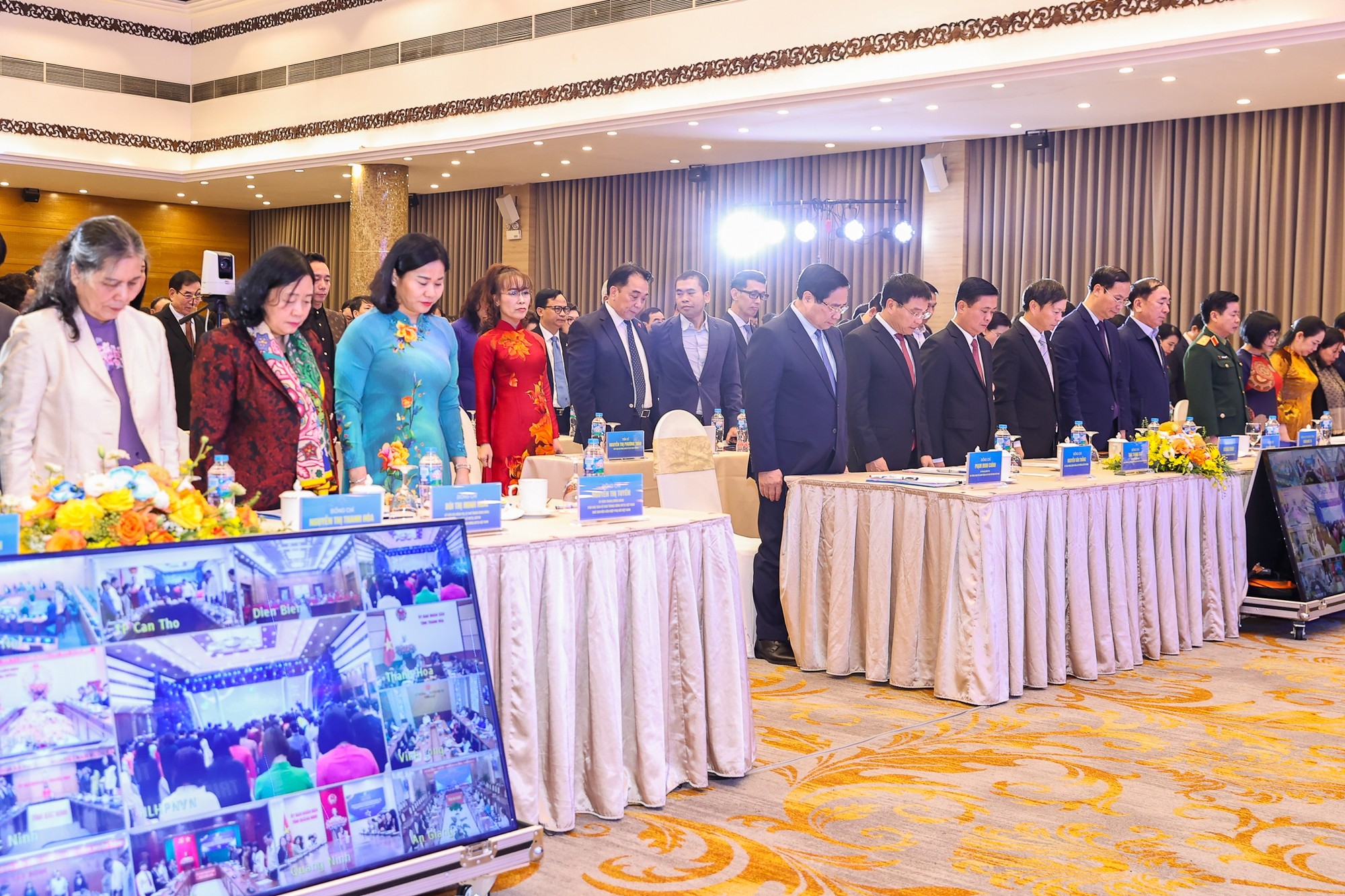 Thủ tướng Phạm Minh Chính và các đại biểu dự Hội nghị tưởng niệm đồng bào thiệt mạng do bão lũ - Ảnh: VGP/Nhật Bắc