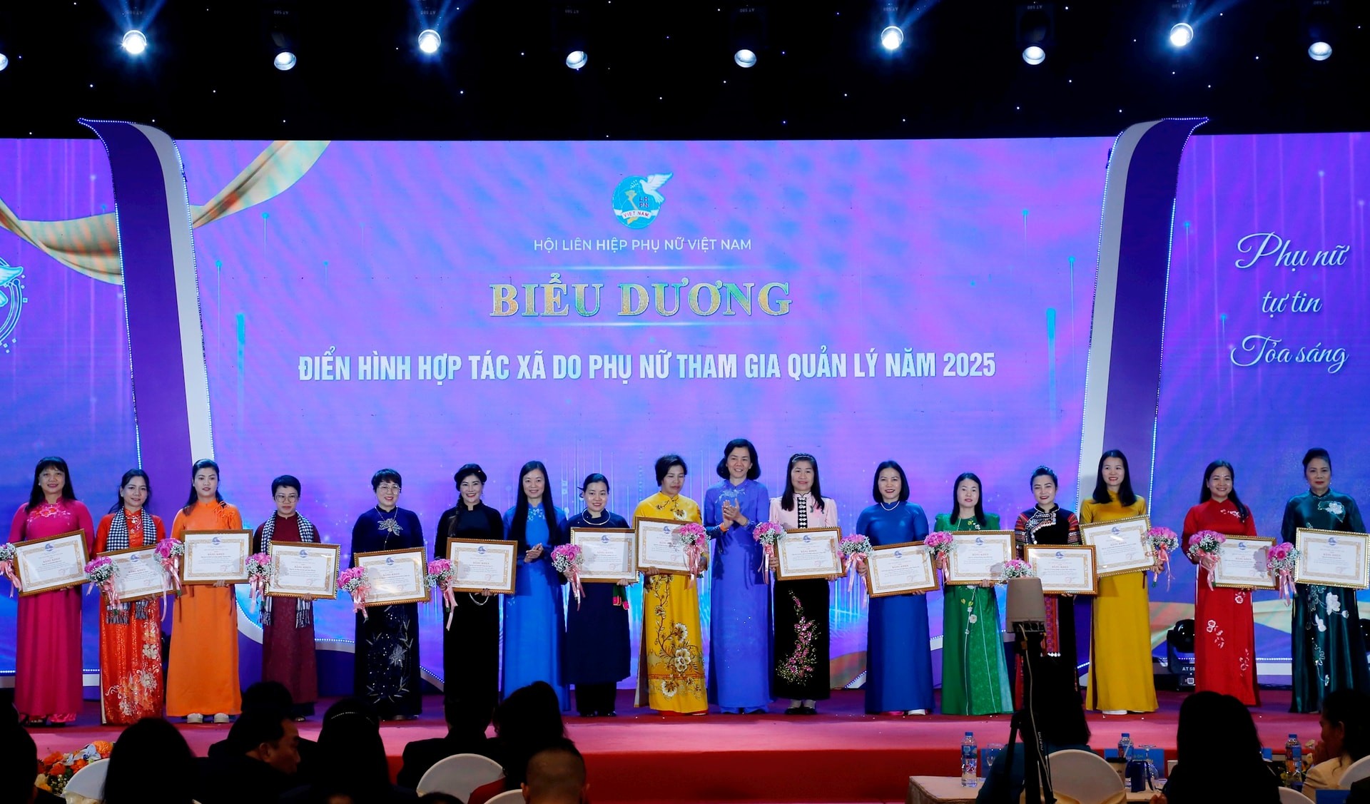 Trung ương Hội Liên hiệp phụ nữ Việt Nam khen thưởng các hợp tác xã tiêu biểu do phụ nữ quản lý năm 2025. Ảnh: PV