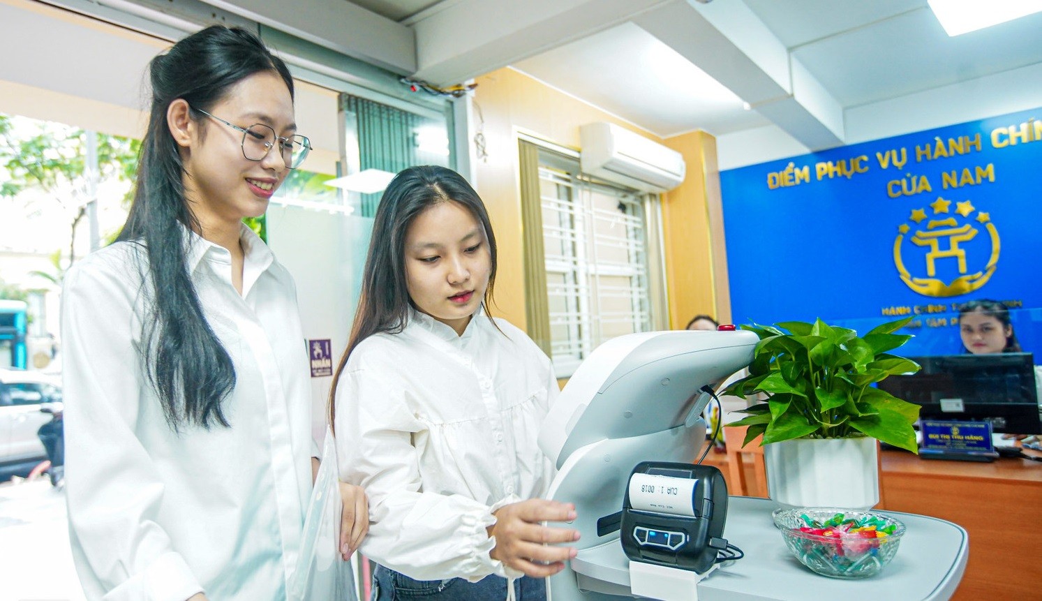 Trung tâm Hành chính công phường Cửa Nam (Hà Nội) đưa robot AI vào hướng dẫn, hỗ trợ người dân thực hiện các thủ tục hành chính