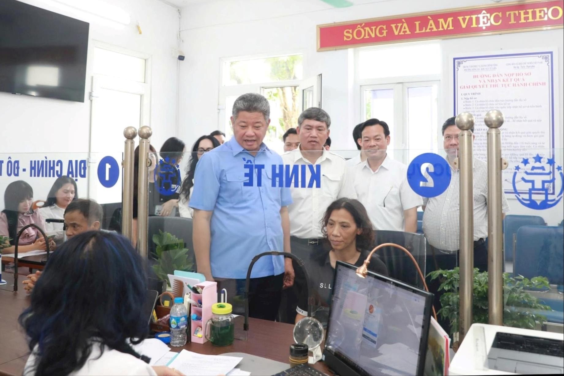 Phó Chủ tịch UBND thành phố Nguyễn Mạnh Quyền kiểm tra thực tế tại Điểm phục vụ hành chính công Hồng Hà