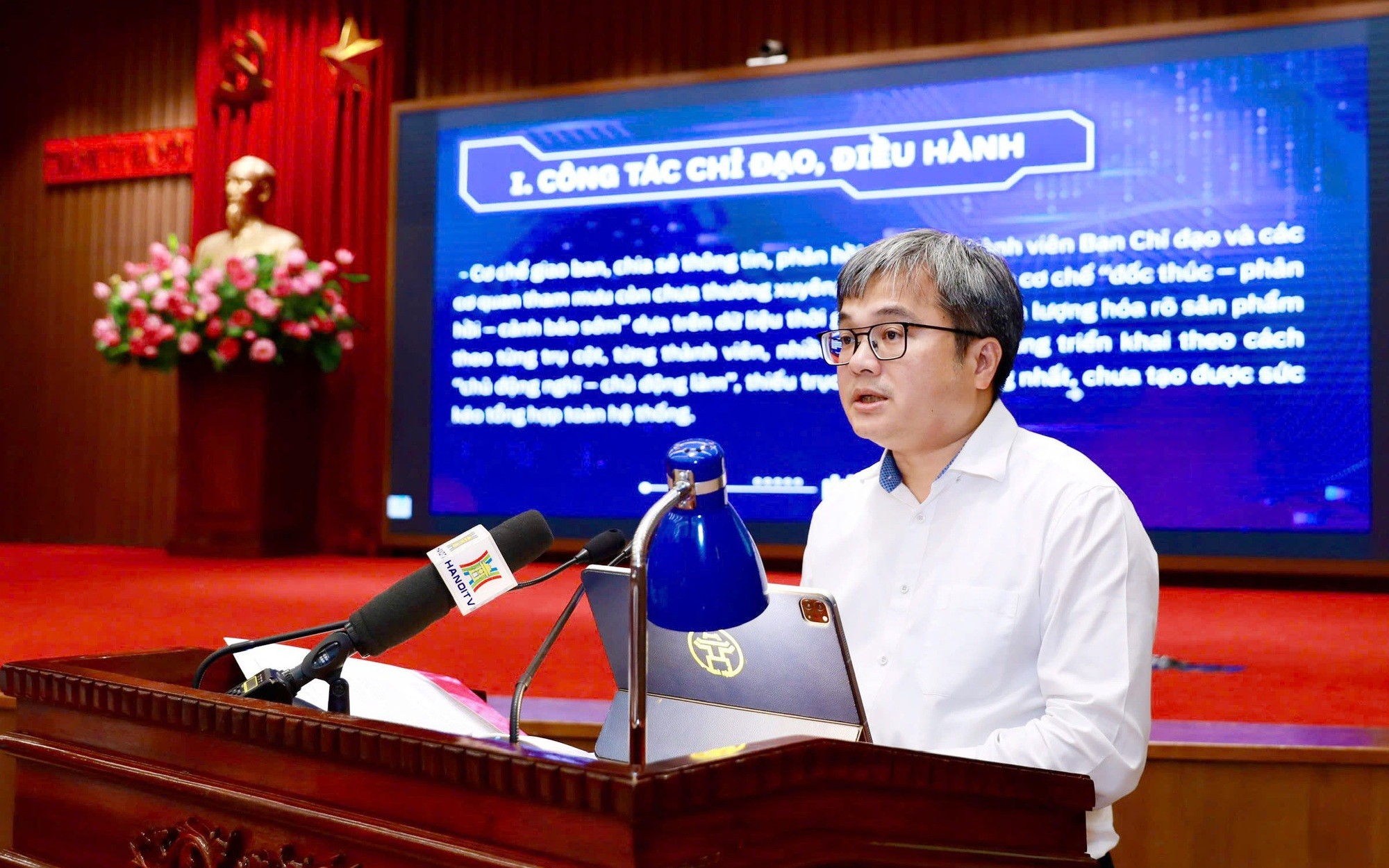 Phó Chủ tịch UBND thành phố Hà Nội Trương Việt Dũng tham luận tại Hội nghị Ban Chỉ đạo 57 của Thành ủy đánh giá kết quả thực hiện Nghị quyết số 57-NQ/TW của Bộ Chính trị về đột phá phát triển khoa học, công nghệ, đổi mới sáng tạo và chuyển đổi số quốc gia