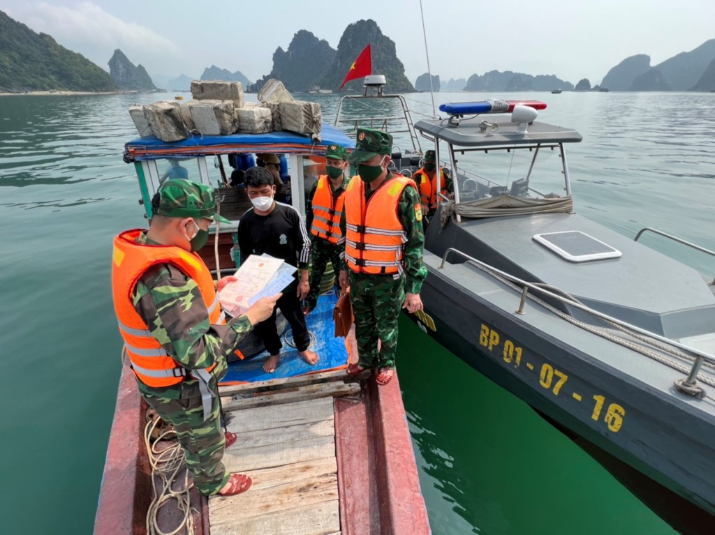 Cán bộ, chiến sĩ Đồn Biên phòng Quan Lạn, BĐBP tỉnh xử lý tàu cá vi phạm quy định khai thác thuỷ sản trên biển. Cán bộ, chiến sĩ Đồn Biên phòng Quan Lạn, BĐBP tỉnh xử lý tàu cá vi phạm quy định khai thác thuỷ sản trên biển.