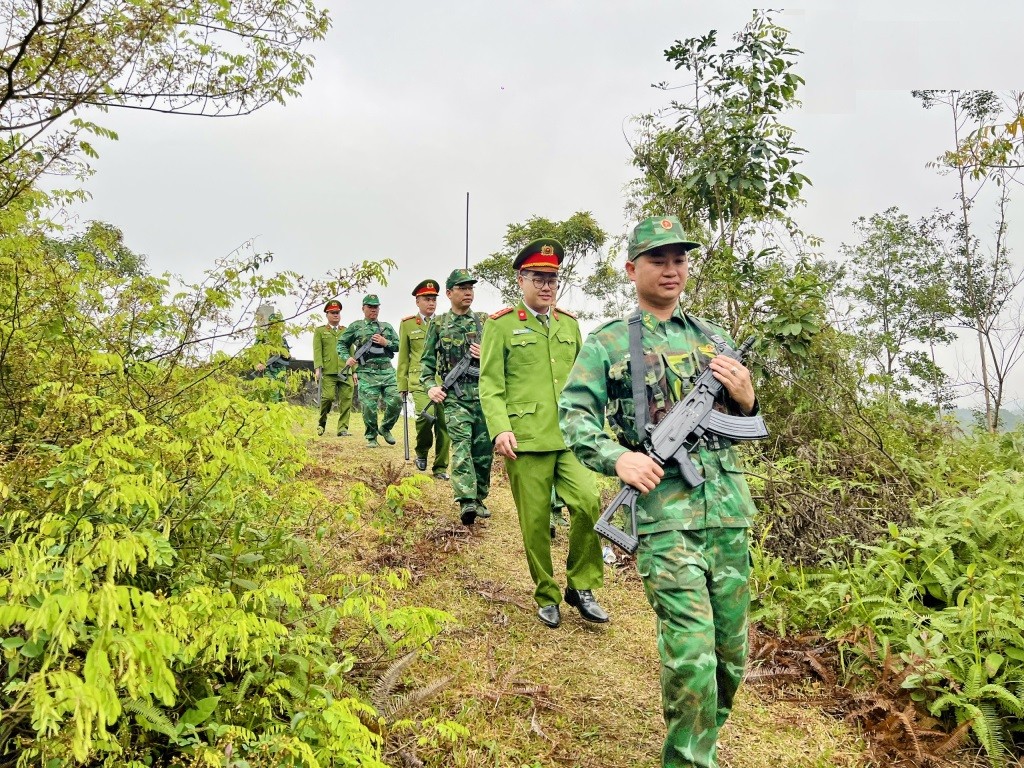 Đồn BP Bắc Sơn và Công an xã Bắc Sơn triển khai đội hình tuần tra đường biên, cột mốc. Đồn BP Bắc Sơn và Công an xã Bắc Sơn triển khai đội hình tuần tra đường biên, cột mốc.