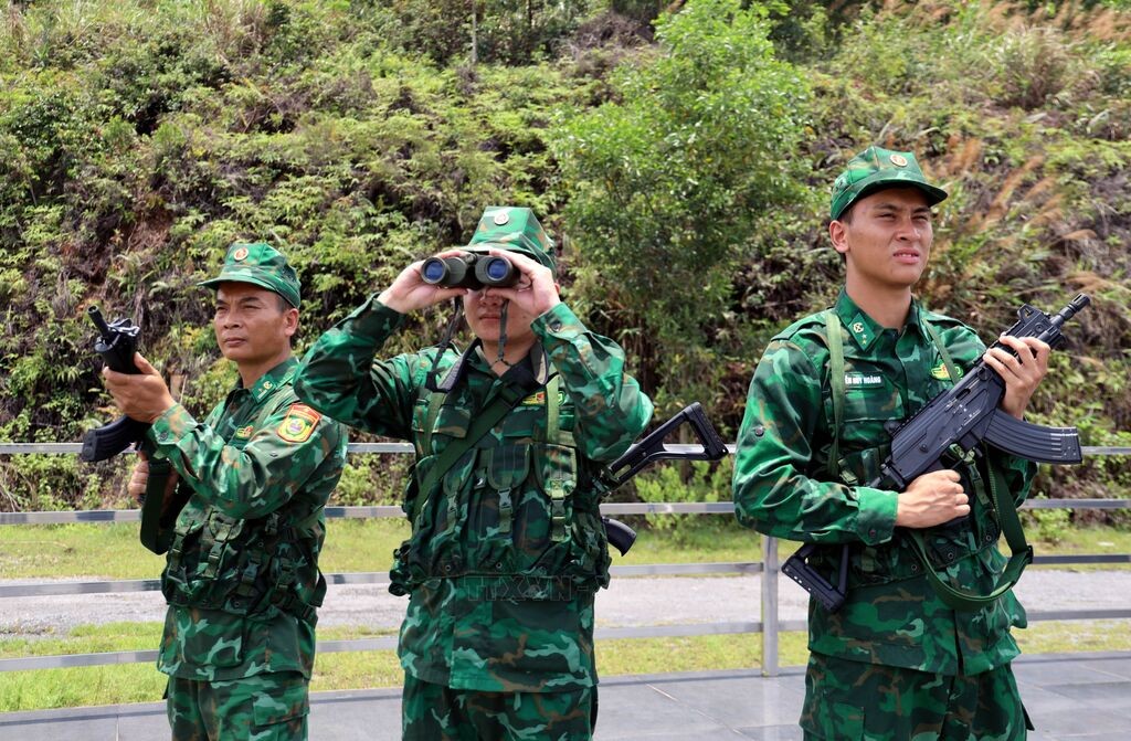 Các chiến sĩ Đồn Biên phòng Hải Hòa tuần tra kiểm soát khu vực biên giới Các chiến sĩ Đồn Biên phòng Hải Hòa tuần tra kiểm soát khu vực biên giới