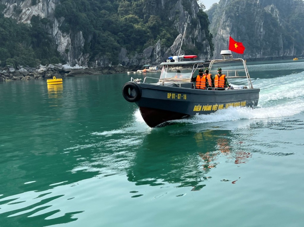 Cán bộ, chiến sĩ Đồn Biên phòng Quan Lạn, BĐBP tỉnh thực hiện tuần tra, kiểm soát trên biển. Cán bộ, chiến sĩ Đồn Biên phòng Quan Lạn, BĐBP tỉnh thực hiện tuần tra, kiểm soát trên biển.