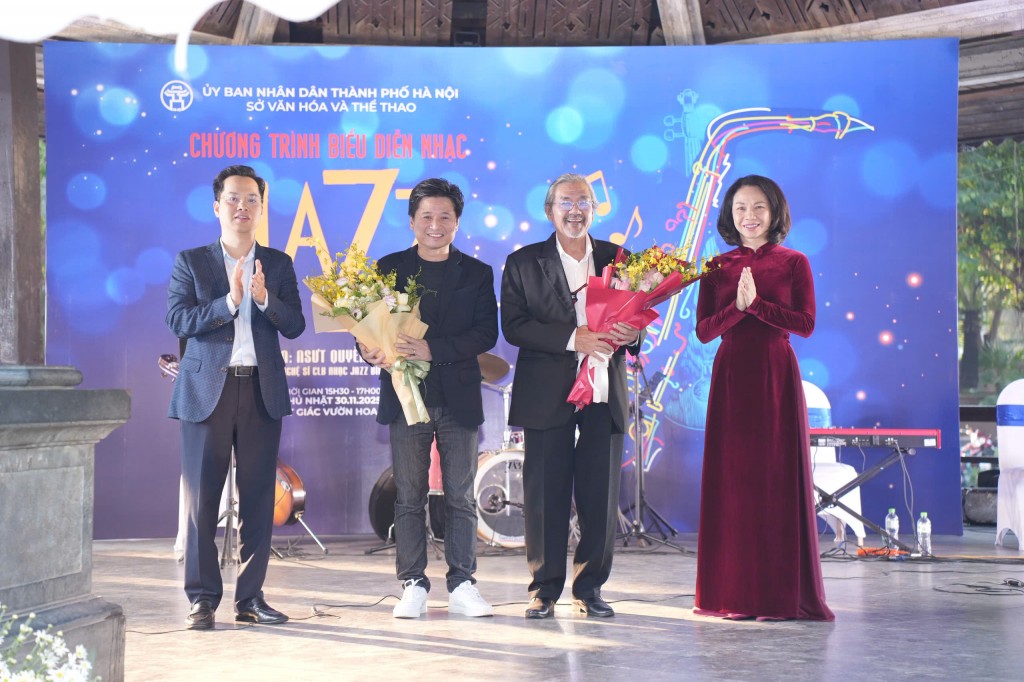 Ban Tổ chức tặng hoa cảm ơn Nghệ sĩ Tuấn Minh NSƯT Quyền Văn Minh Ban Tổ chức tặng hoa cảm ơn Nghệ sĩ Tuấn Minh NSƯT Quyền Văn Minh