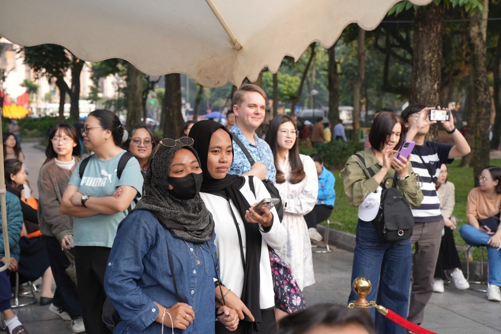 Nhiều du khách thích thú khi được nghe lại những bản nhạc kinh điển ngay giữa lòng Thủ đô Nhiều du khách thích thú khi được nghe lại những bản nhạc kinh điển ngay giữa lòng Thủ đô