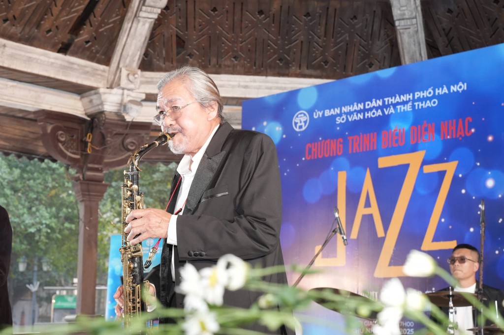 NSƯT Quyền Văn Minh phiêu theo từng giai điệu nhạc Jazz NSƯT Quyền Văn Minh phiêu theo từng giai điệu nhạc Jazz