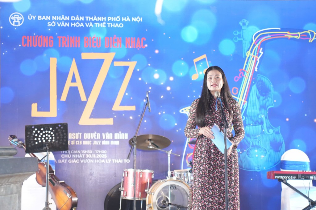 bà Bạch Liên Hương - Thành ủy viên, Giám đốc Sở Văn hóa và Thể thao Hà Nội phát biểu khai mạc chương trình bà Bạch Liên Hương - Thành ủy viên, Giám đốc Sở Văn hóa và Thể thao Hà Nội phát biểu khai mạc chương trình