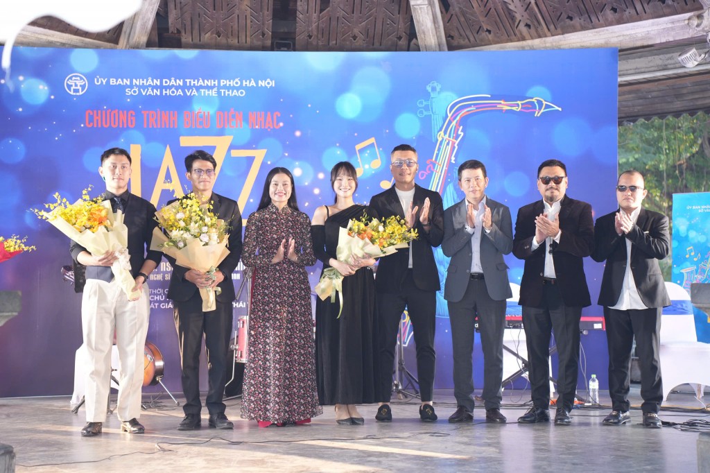 ông Vũ Đăng Định - Ủy viên Ban Thường vụ Thành ủy, Bí thư Đảng ủy phường Hoàn Kiếm và, bà Bạch Liên Hương - Thành ủy viên, Giám đốc Sở Văn hóa và Thể thao Hà Nội tặng hoa cho các nghệ sĩ tham gia chương trình ông Vũ Đăng Định - Ủy viên Ban Thường vụ Thành ủy, Bí thư Đảng ủy phường Hoàn Kiếm và, bà Bạch Liên Hương - Thành ủy viên, Giám đốc Sở Văn hóa và Thể thao Hà Nội tặng hoa cho các nghệ sĩ tham gia chương trình