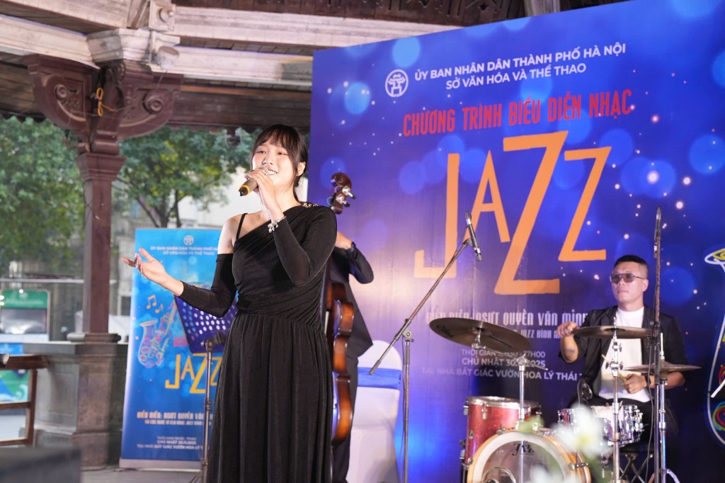 Ca sĩ Thủy Bùi với chất giọng đặc biệt đã thể hiện thành công nhiều ca khúc kinh điển như: Our love is here to stay, L.O.V.E, Solamente una vez,... Ca sĩ Thủy Bùi với chất giọng đặc biệt đã thể hiện thành công nhiều ca khúc kinh điển như: Our love is here to stay, L.O.V.E, Solamente una vez,...