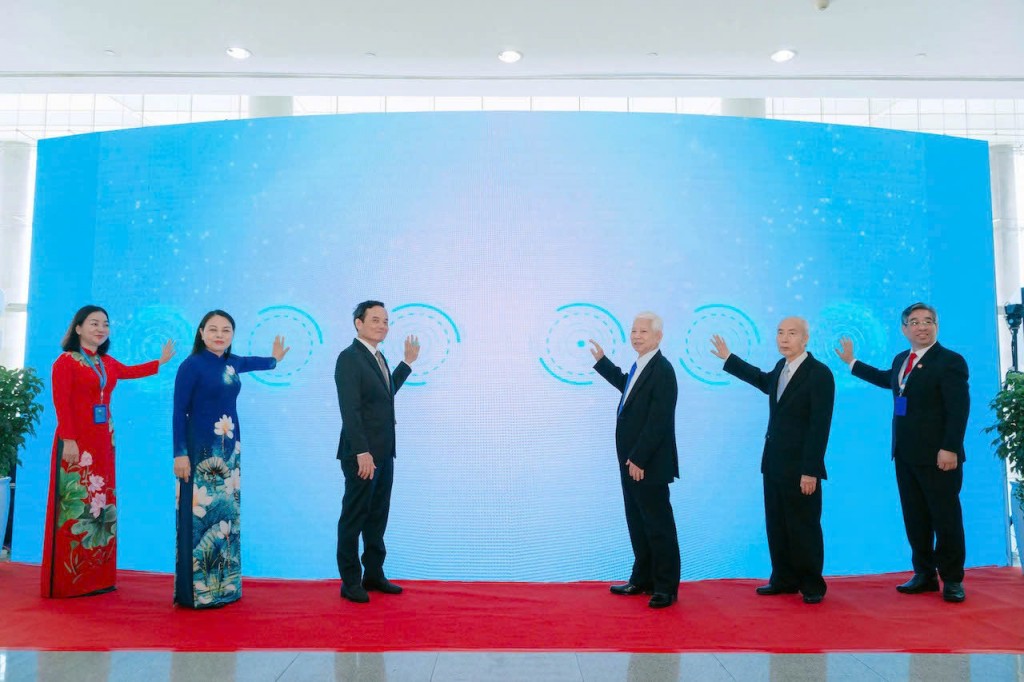 Các đại biểu thực hiện nghi thức Các đại biểu thực hiện nghi thức