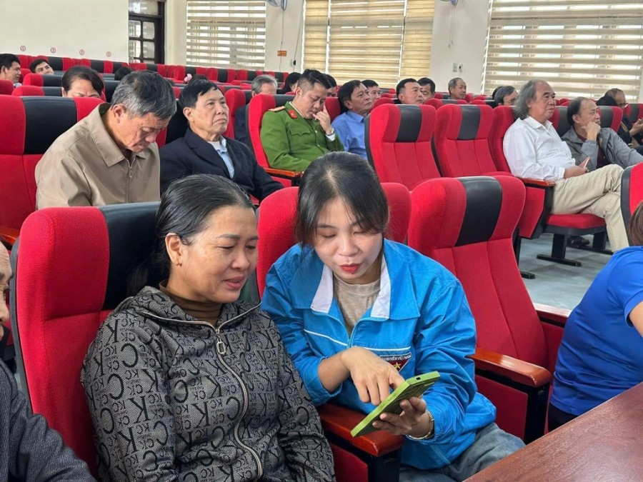 Thanh niên Quảng Ninh hỗ trợ người dân tham gia góp ý vào Dự thảo Văn kiện Thanh niên Quảng Ninh hỗ trợ người dân tham gia góp ý vào Dự thảo Văn kiện