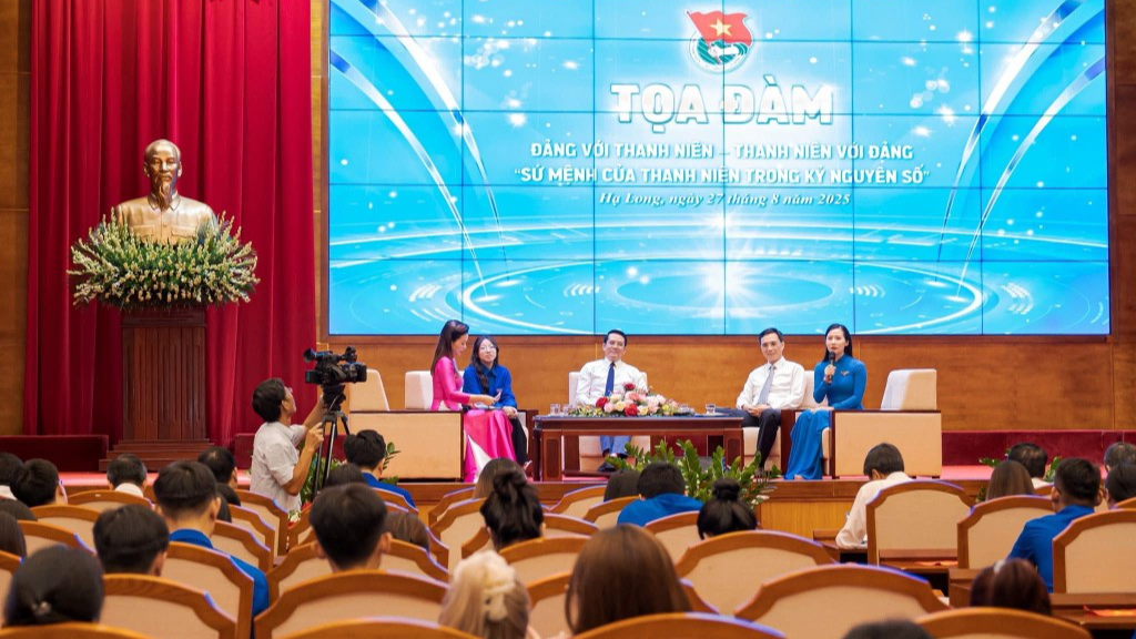 Tuổi trẻ Quảng Ninh trao đổi các giải pháp phát huy vai trò tiên phong trong chuyển đổi số. Tuổi trẻ Quảng Ninh trao đổi các giải pháp phát huy vai trò tiên phong trong chuyển đổi số.