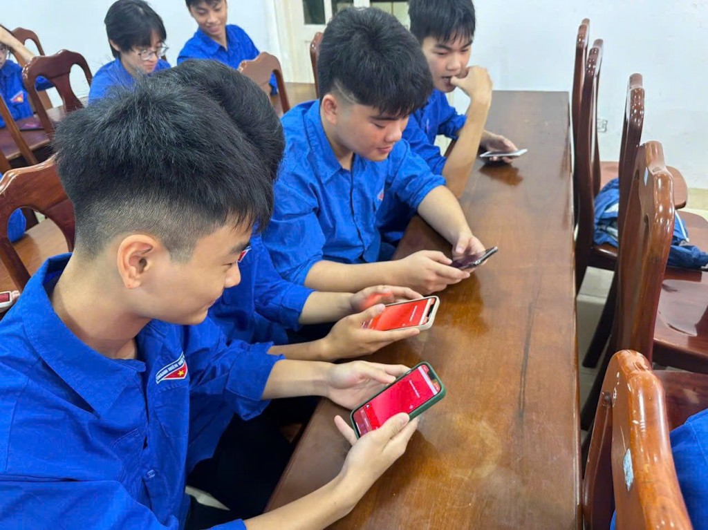 Lực lượng thanh niên tích cực nghiên cứu, thảo luận nhóm trước khi gửi góp ý chính thức. Lực lượng thanh niên tích cực nghiên cứu, thảo luận nhóm trước khi gửi góp ý chính thức.