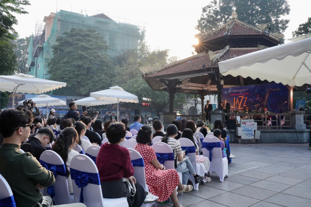 Trong ánh nắng chiều đông ấm áp, Dự án mở ra một không gian đầy chất thơ cho Hà Nội