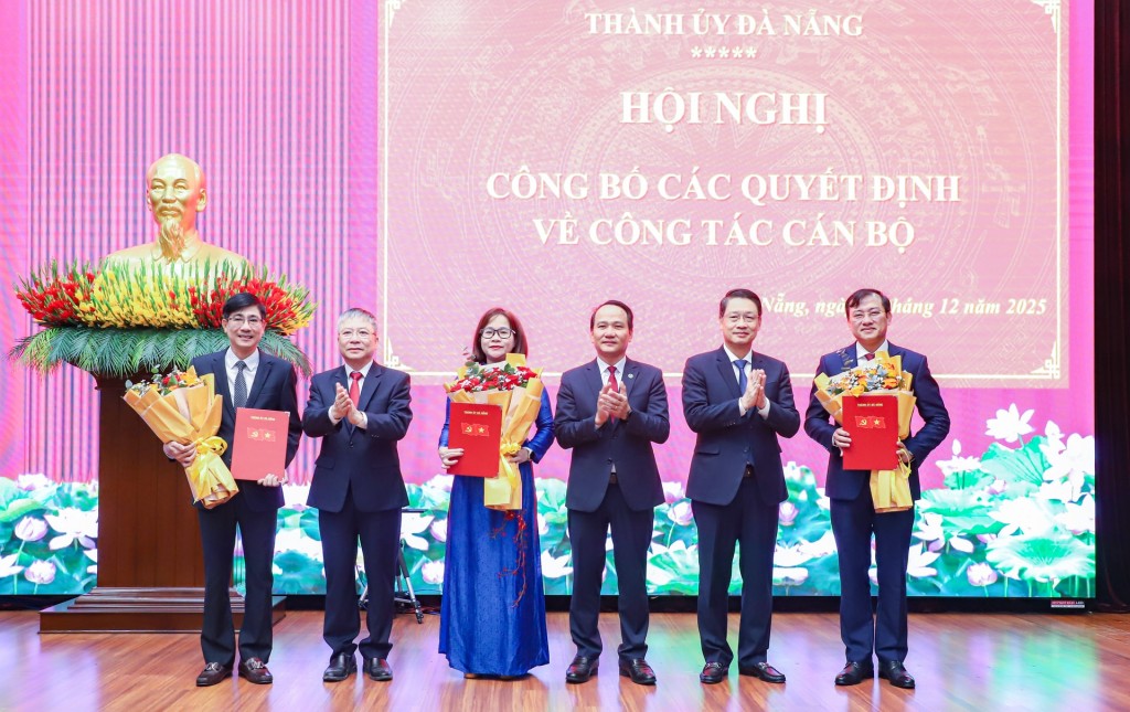 Phó Bí thư Thường trực Thành ủy Đà Nẵng Nguyễn Đình Vĩnh và các đồng chí Thường trực Thành ủy tặng hoa chúc mừng các cán bộ được bổ nhiệm