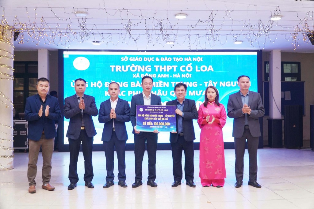 Đồng chí Ngô Vương Tuấn, Phos Tổng biên tập báo Tuổi trẻ Thủ đô đón nhận tình cảm của học sinh Trường THPT Cổ Loa Đồng chí Ngô Vương Tuấn, Phos Tổng biên tập báo Tuổi trẻ Thủ đô đón nhận tình cảm của học sinh Trường THPT Cổ Loa