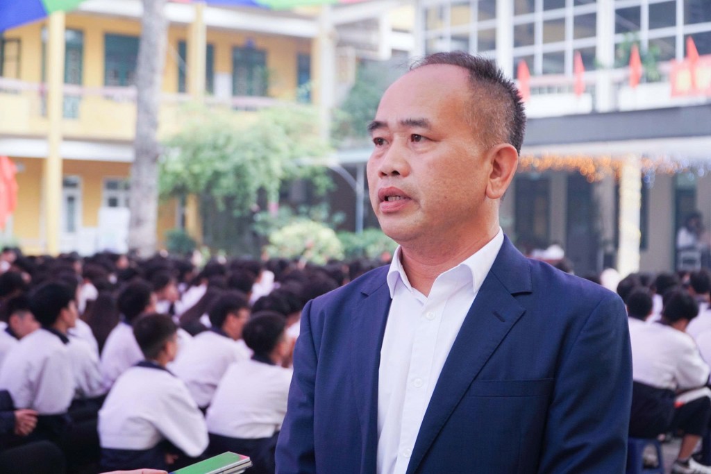 Anh Nguyễn Văn Hùng, Trưởng Ban đại diện cha mẹ học sinh Trường THPT Cổ Loa chia sẻ tại sự kiện Anh Nguyễn Văn Hùng, Trưởng Ban đại diện cha mẹ học sinh Trường THPT Cổ Loa chia sẻ tại sự kiện
