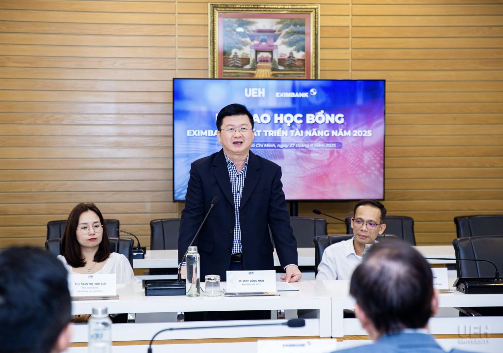 Tiến sĩ Đinh Công Khải – Phó Giám đốc UEH phát biểu tại lễ trao học bổng, ghi nhận sự đồng hành của Eximbank trong hỗ trợ sinh viên