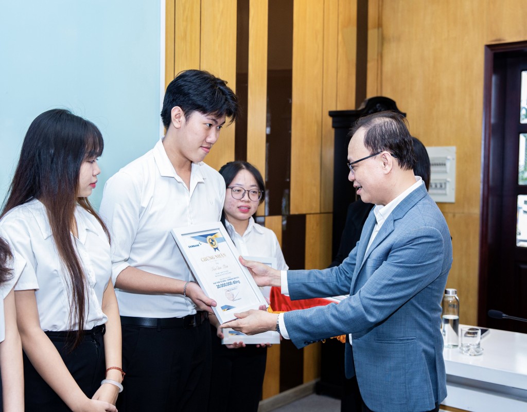 Ông Nguyễn Hồ Hoàng Vũ – Phó Tổng Giám đốc Eximbank trao học bổng cho sinh viên UEH trong chương trình “Eximbank – Phát triển tài năng năm 2025”