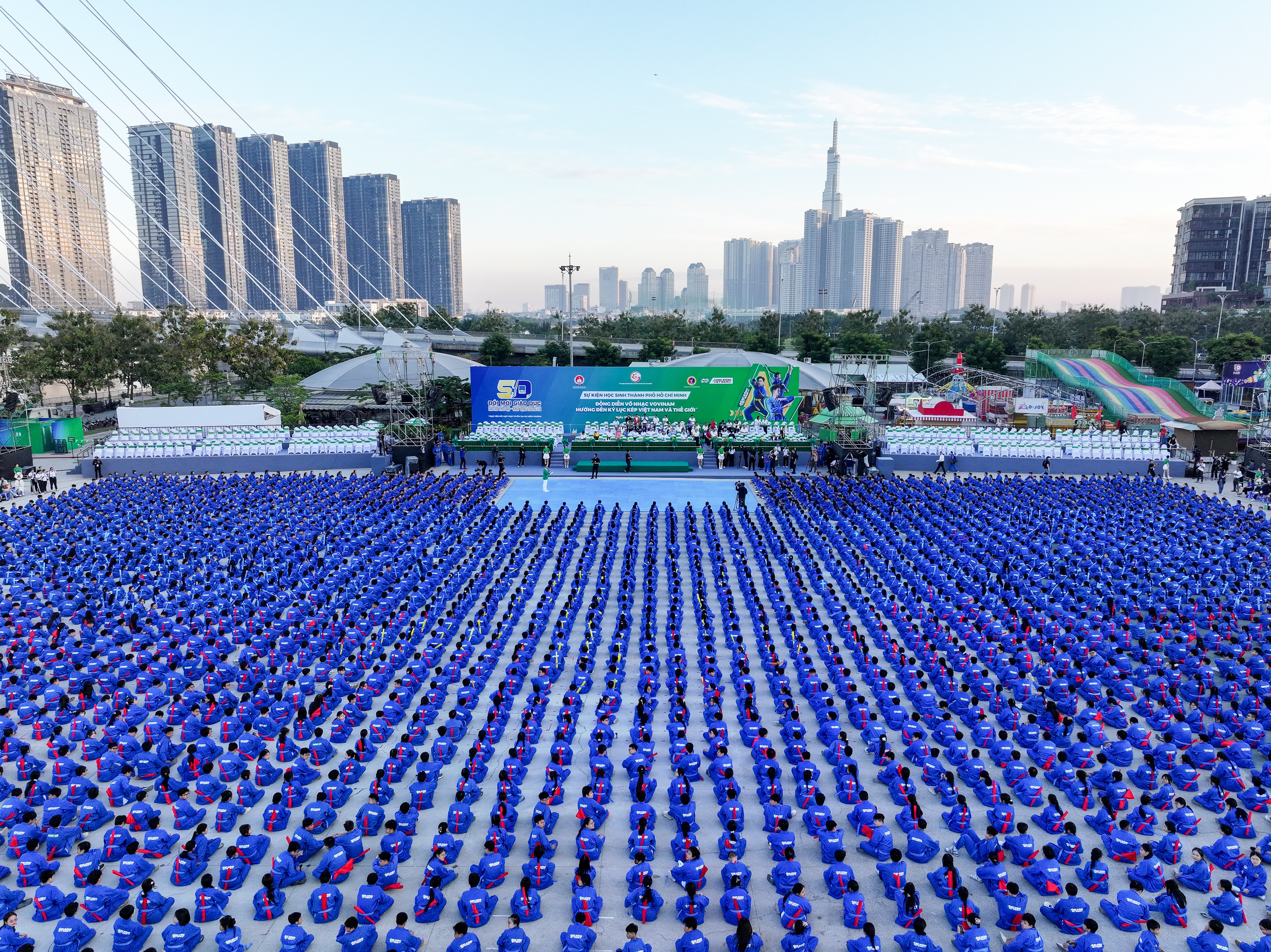 5.000 học sinh từ 15 điểm trường đã có mặt tại Công viên Bờ sông Sài Gòn từ sáng sớm, tập dượt chuẩn bị cho đồng diễn.