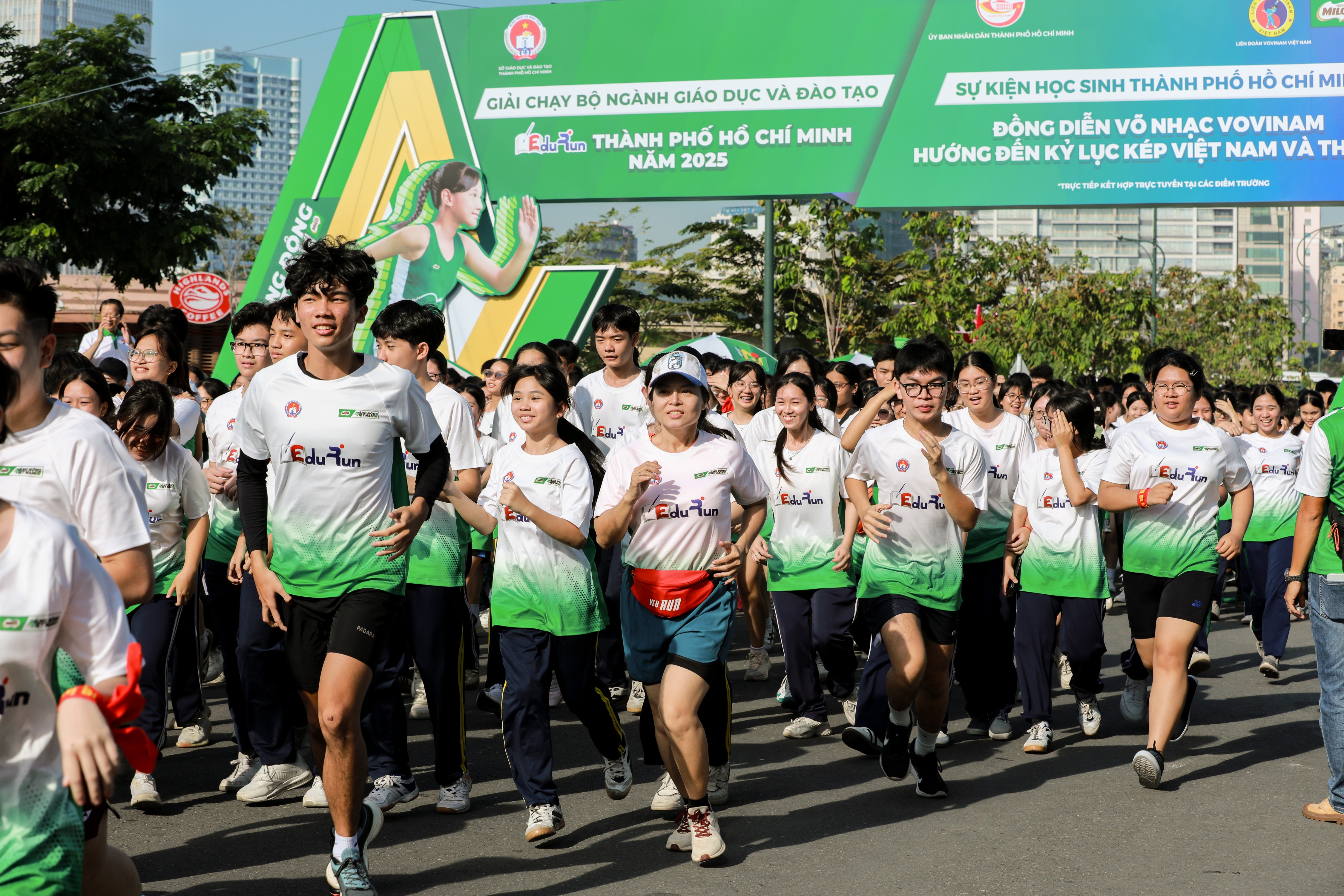 Kết thúc chương trình đồng diễn võ nhạc Vovinam, 2.000 học sinh TP.HCM tham gia giải chạy EduRun.