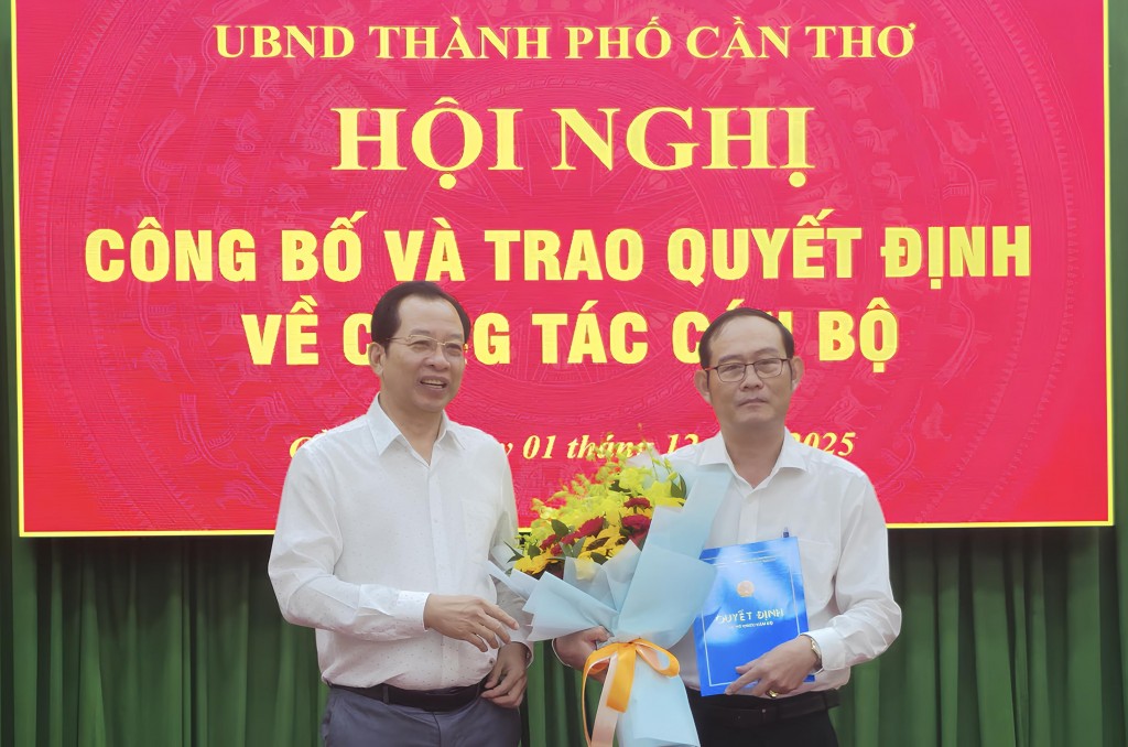 Lãnh đạo UBND TP Cần Thơ trao quyết định phân công ông Diệp Minh Tuấn, Quyền Chủ tịch Công ty TNHH MTV Xổ số Kiến thiết Sóc Trăng.