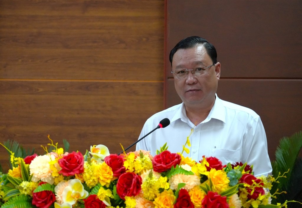 Đại diện cơ quan soạn thảo thuyết trình các văn bản trình tại Kỳ họp thứ 6.