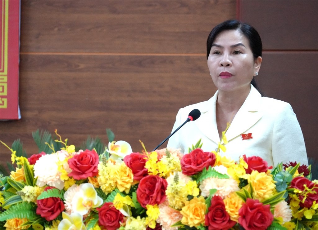 Phó Chủ tịch Thường trực HĐND tỉnh Lê Thị Nhung đề nghị đại biểu nêu cao tinh thần trách nhiệm, nghiên cứu, góp ý để hoàn thiện các văn bản trình kỳ họp HĐND tỉnh, đảm bảo các nghị quyết khi thông qua đạt hiệu quả thực tiễn.