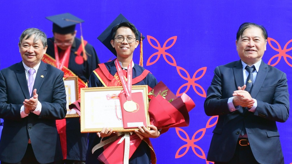 “Huế không thể bị kể lại theo cách như vậy. Di sản cần được sống đúng với câu chuyện của nó”, Khoa chia sẻ. Chàng trai trẻ bắt đầu tìm lời giải cho những câu hỏi: Nếu trưng bày làm di tích tổn thương, vậy có thể tách chúng ra không? Nếu bảo tồn đang bó chặt di sản trong cũ kỹ, liệu có cách để mở nó ra với tương lai?  Ý tưởng về một bảo tàng chuyên nghiệp, nơi hiện vật được nghiên cứu, lưu trữ, diễn giải đúng chuẩn dần thành hình. Thay vì ép di tích làm việc mà chúng không sinh ra để làm, hãy “trả” chúng về nguyên trạng. Còn bảo tang, nó sẽ là không gian hiện đại, linh hoạt, kể chuyện Huế bằng ánh sáng, âm thanh, bản sao, công nghệ… để di sản được sống tiếp.  Thay vì chọn một khu đất ngoại ô rộng rãi, thuận lợi, Khoa quyết định đặt bảo tàng ngay cạnh Đại Nội, vị trí phức tạp và nhiều ràng buộc nhất. Đây là nơi các quy định về chiều cao, mật độ, khoảng lùi… nghiêm ngặt đến mức “động vào đâu cũng thấy khó”.