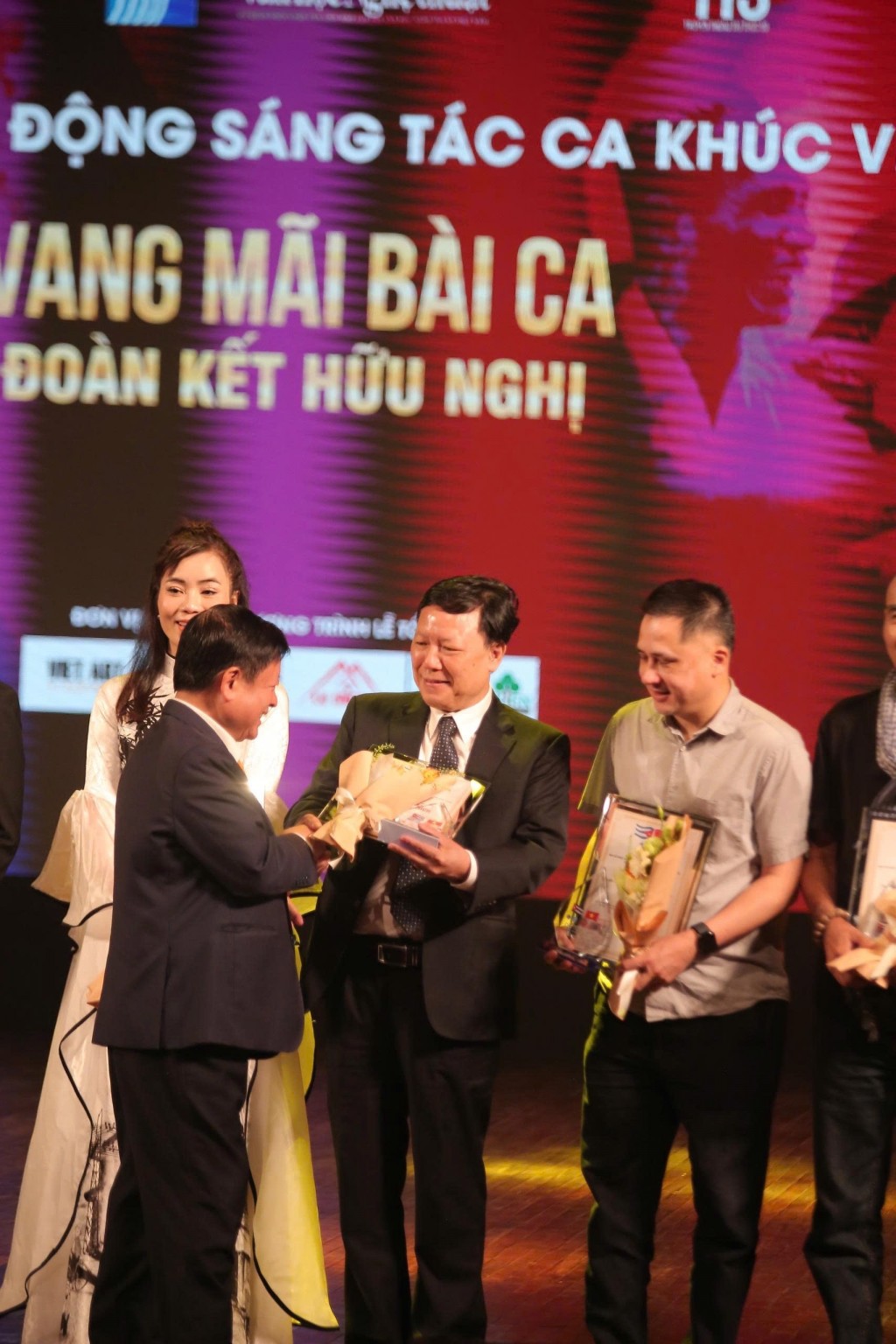 “Thương lắm nơi bão lũ” - bản nhạc lay động về tình người trong gian khó