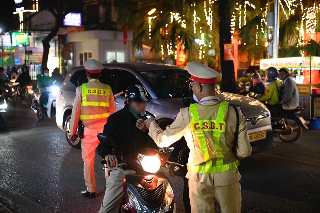 Hà Nội quyết liệt ngăn chặn ma men sau tay lái Hà Nội quyết liệt ngăn chặn ma men sau tay lái