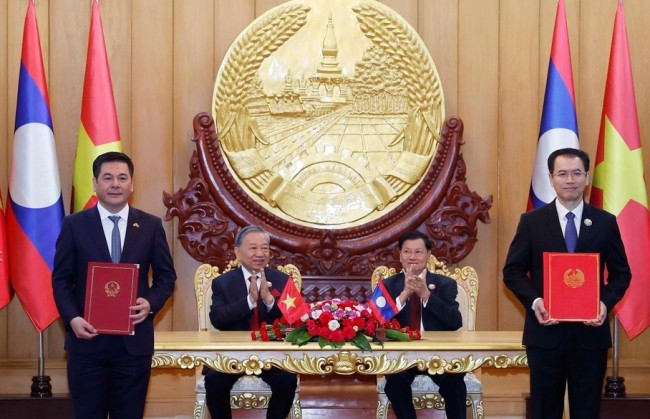 Tổng Bí thư Tô Lâm và Tổng Bí thư, Chủ tịch nước Lào chứng kiến Lễ trao các văn kiện hợp tác