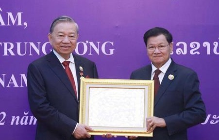 Tổng Bí thư Tô Lâm nhận Huân chương Vàng Quốc gia của Nhà nước Lào